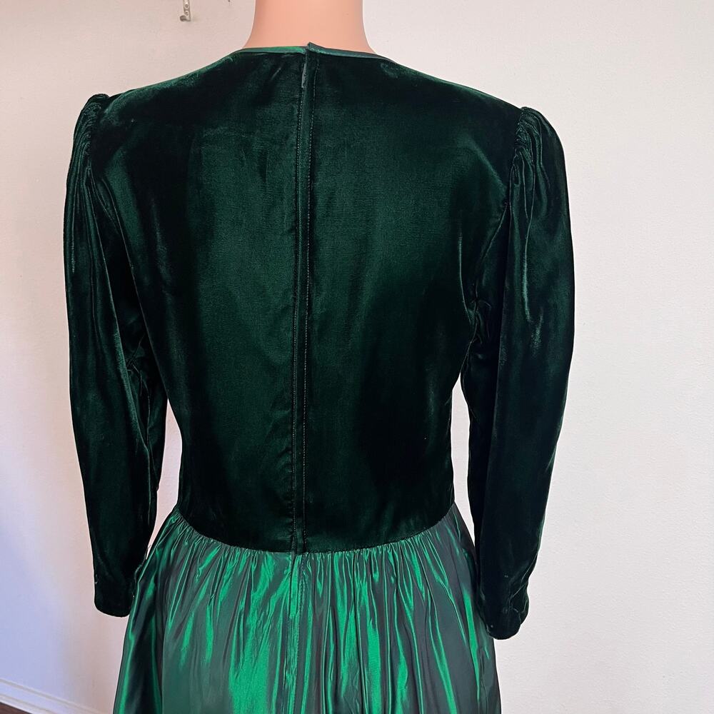 Vintage 80s Green Velvet Taffeta Holiday Dress by Lanz‎ Originals // Medium 6 - Picture 3 of 4